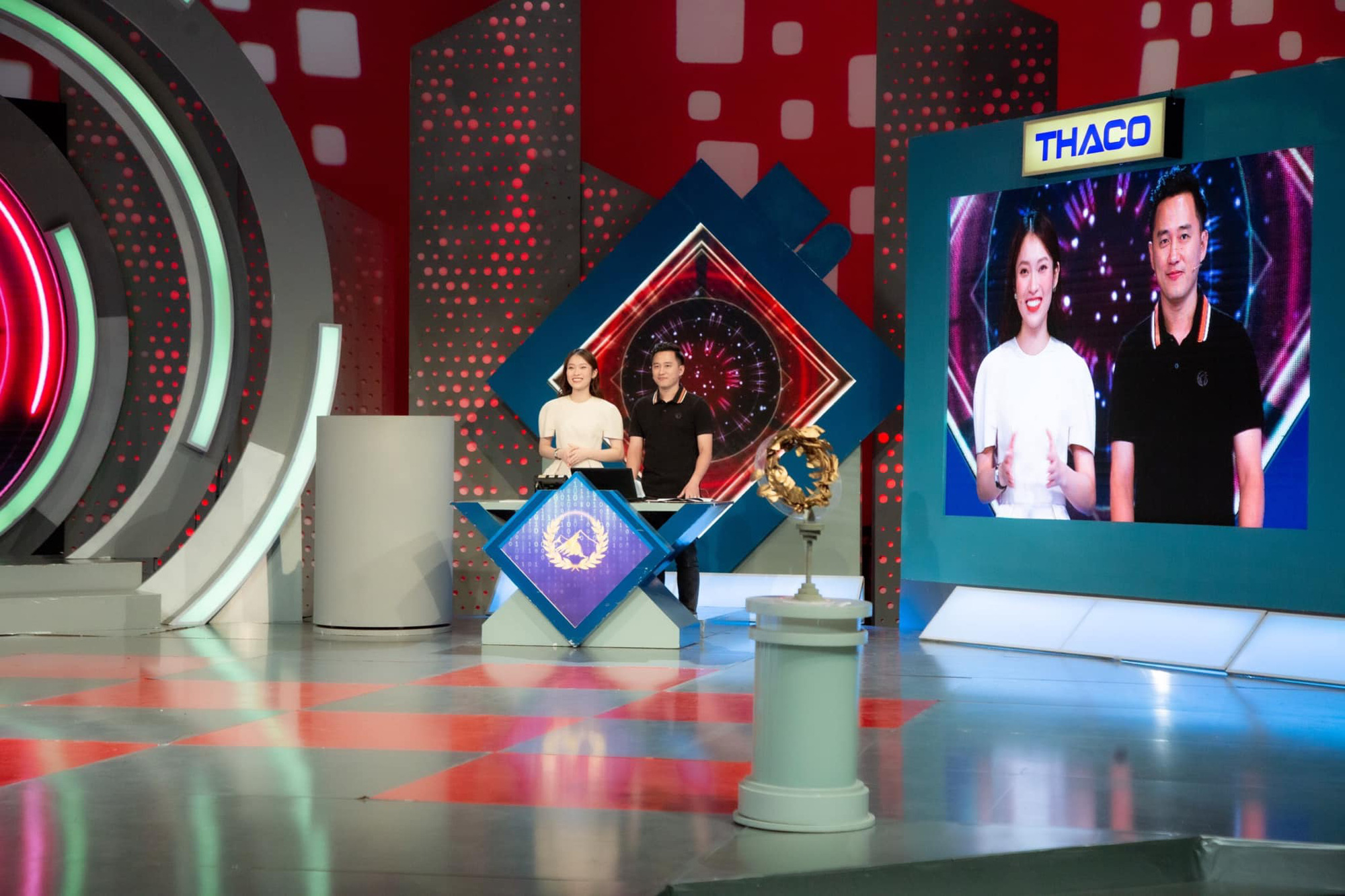 Điểm nhấn trận Olympia đầu tiên của năm thứ 22: Thí sinh không biết số gọi cứu hoả là số nào! - Ảnh 1.