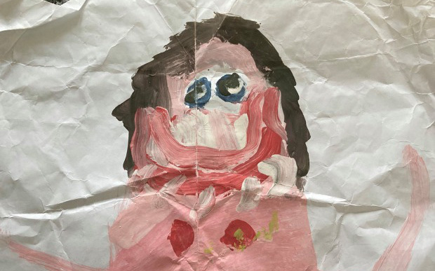 Con trai 3 tuổi vẽ tranh mẹ khỏa thân, nghe đến lý do ai cũng phải bất ngờ