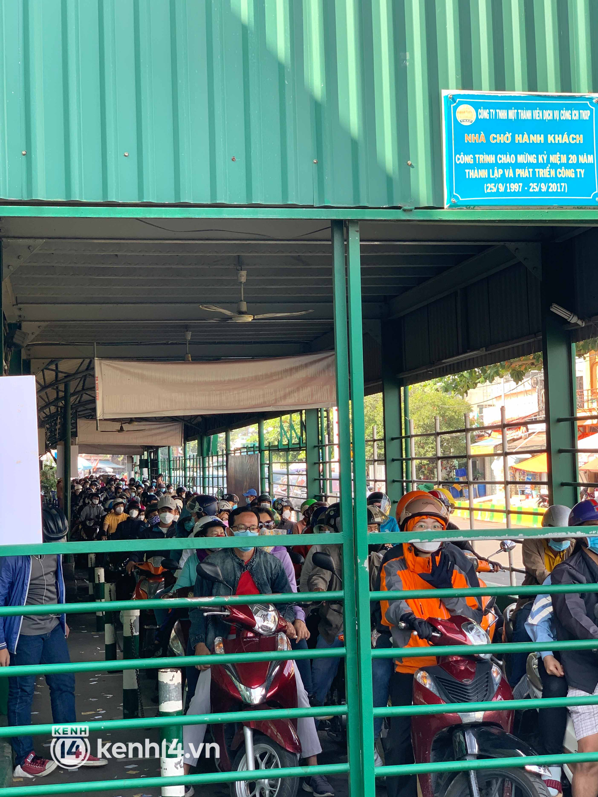 Chợ hải sản hot nhất TP.HCM đông nghẹt khách dịp lễ: Tiểu thương bán không kịp thở, nhà chòi kín chỗ phải xua tay đuổi khách - Ảnh 3.