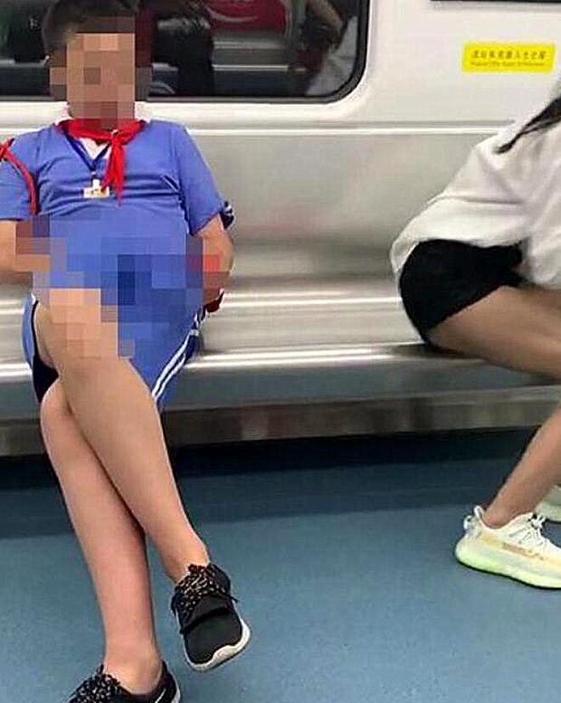 Ngồi sát cô gái xinh đẹp, cậu bé Tiểu học thản nhiên làm 1 hành động khiến ai ngồi xung quanh cũng rùng mình - Ảnh 2.