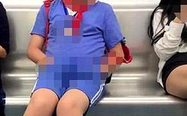 Ngồi sát cô gái xinh đẹp, cậu bé tiểu học thản nhiên có hành động nhạy cảm khiến ai cũng rùng mình