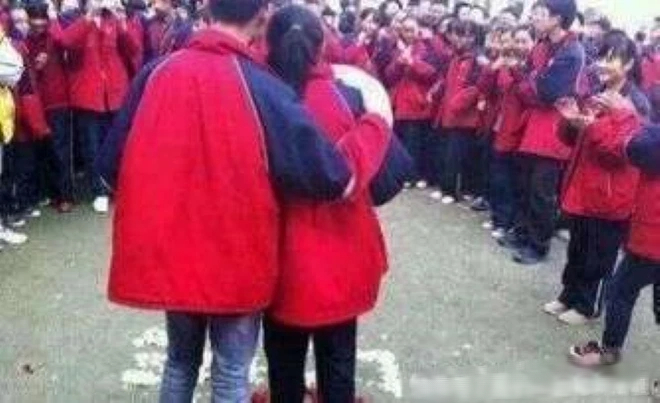 Nam sinh cấp 2 tỏ tình với bạn cùng lớp ngay sân trường, hành động cuối cùng của cả hai khiến phụ huynh xem mà nóng hết cả mặt - Ảnh 1.