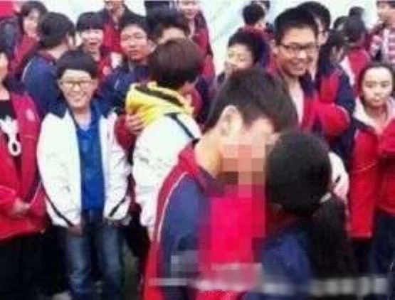 Nam sinh cấp 2 tỏ tình với bạn cùng lớp ngay sân trường, hành động cuối cùng của cả hai khiến phụ huynh xem mà nóng hết cả mặt - Ảnh 2.