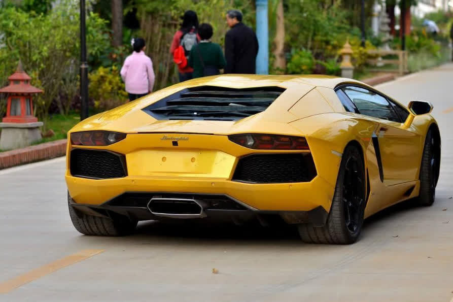Lỡ tay làm xước xe Lamborghini rồi bỏ đi, nam sinh để vài dòng nhắn, ngờ đâu khiến chủ nhân chiếc xe tự nhiên ngọt giọng - Ảnh 2. Lỡ tay làm xước xe Lamborghini rồi bỏ đi, nam sinh để vài dòng nhắn, ngờ đâu khiến chủ nhân chiếc xe tự nhiên ngọt giọng - Ảnh 2.