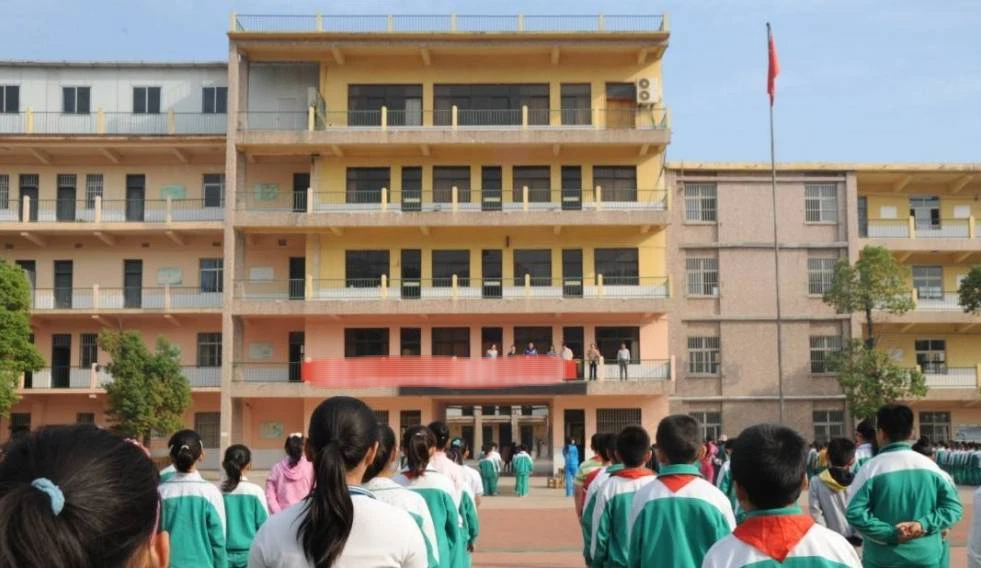 Nữ sinh 8 tuổi đột nhiên lăn ra ngất, cô giáo phải báo gấp gia đình, cha mẹ đến nơi mà không tin nổi cảnh trước mắt - Ảnh 1.
