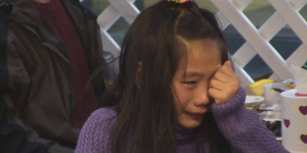 Nữ sinh 8 tuổi đột nhiên lăn ra ngất, cô giáo phải báo gấp gia đình, cha mẹ đến nơi mà không tin nổi cảnh trước mắt - Ảnh 2.