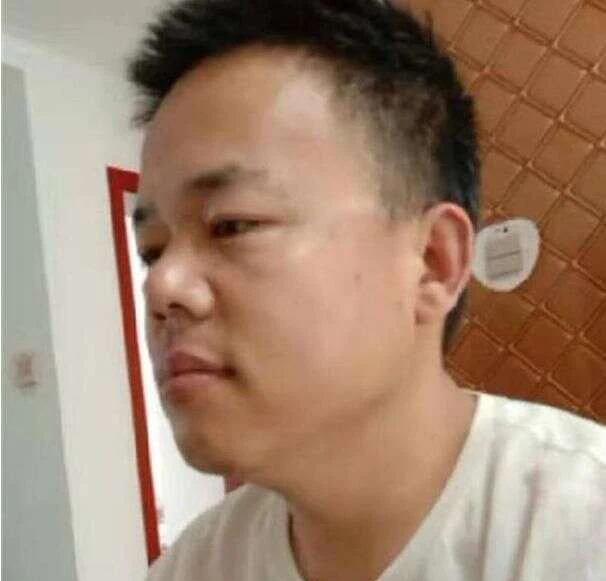 Con trai vẽ chân dung bố xếp hạng 1 trên lớp, vẽ thì rõ đẹp nhưng bố nhìn thấy liền nổi đóa vì không chấp nhận được - Ảnh 1.