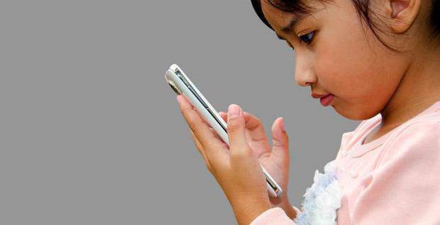 Con gái mượn điện thoại rồi trốn tiệt trong phòng, đến khi mẹ mở cửa lấy lại thì phát hoảng với sự thật vừa xảy ra - Ảnh 2.