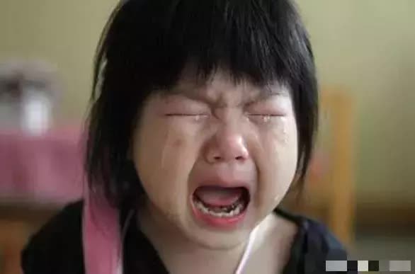 Con gái đi học về có mùi lạ, cho tắm mãi không hết, đưa đi khám bác sĩ nhận phải kết luận khiến bà mẹ bàng hoàng - Ảnh 1.