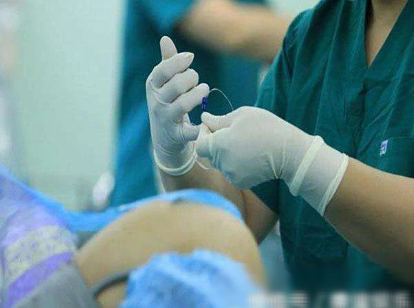 Con gái đi học về có mùi lạ, cho tắm mãi không hết, đưa đi khám bác sĩ nhận phải kết luận khiến bà mẹ bàng hoàng - Ảnh 2.