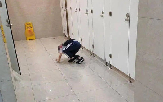 Dắt con trai 10 tuổi vào phòng tắm nữ, lời giải thích của bà mẹ gây phẫn nộ