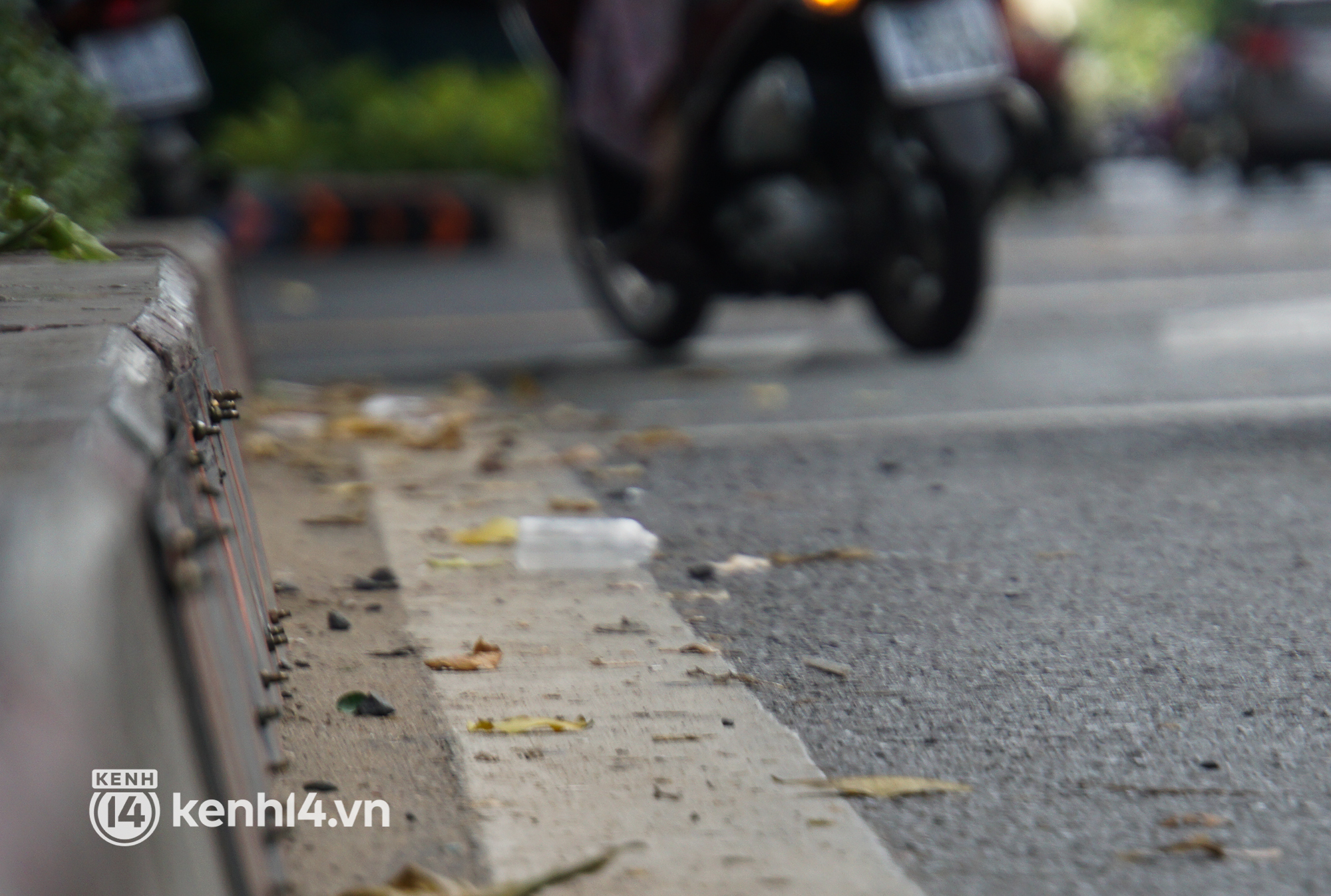 Ớn lạnh hàng trăm đinh vít nhọn nhô ra ngoài đường, chực chờ gây họa cho người dân TP.HCM - Ảnh 9.