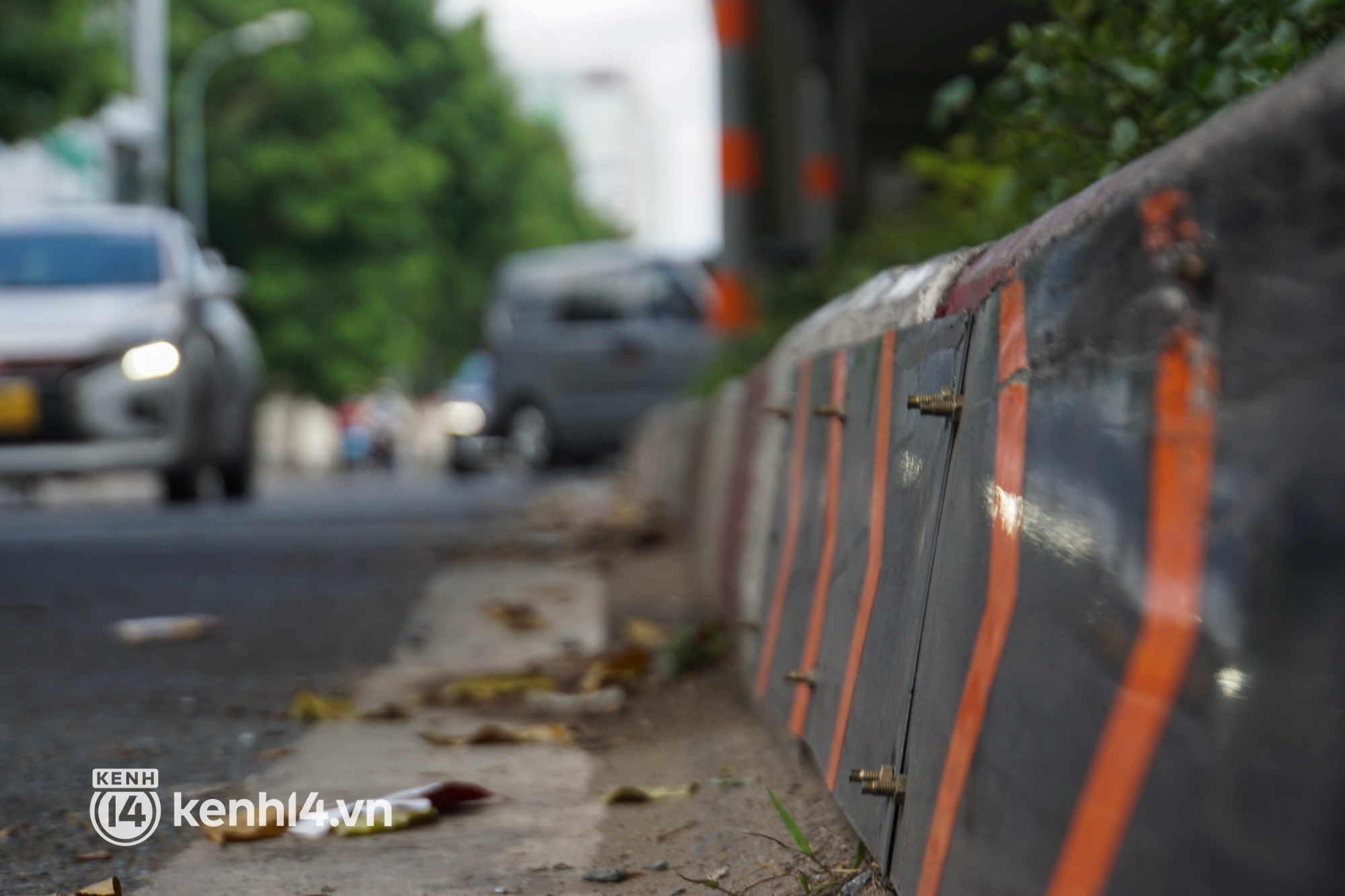 Ớn lạnh hàng trăm đinh vít nhọn nhô ra ngoài đường, chực chờ gây họa cho người dân TP.HCM - Ảnh 7.