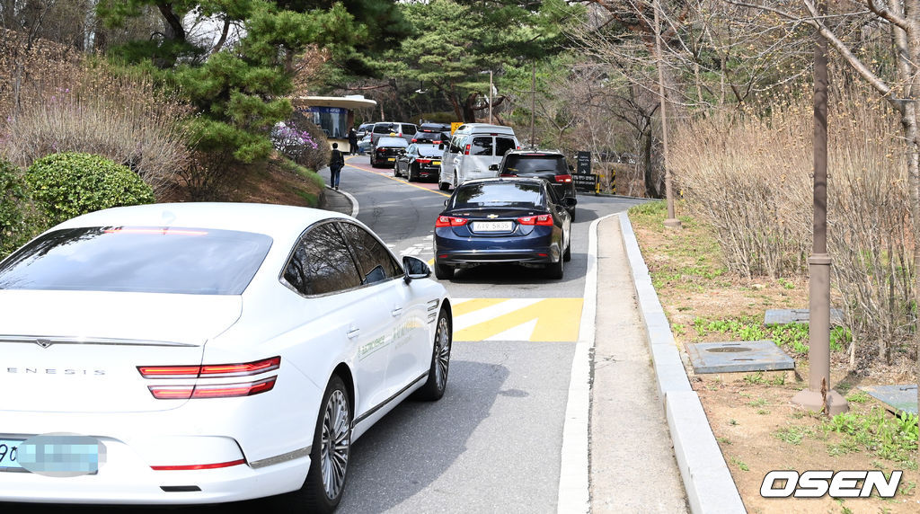 Stunned the fleet of super cars that landed at the wedding of Hyun Bin - Son Ye Jin: Maybach, Roll Royce, Ferrari to Lamborghini, G63 followed!  - Photo 3.