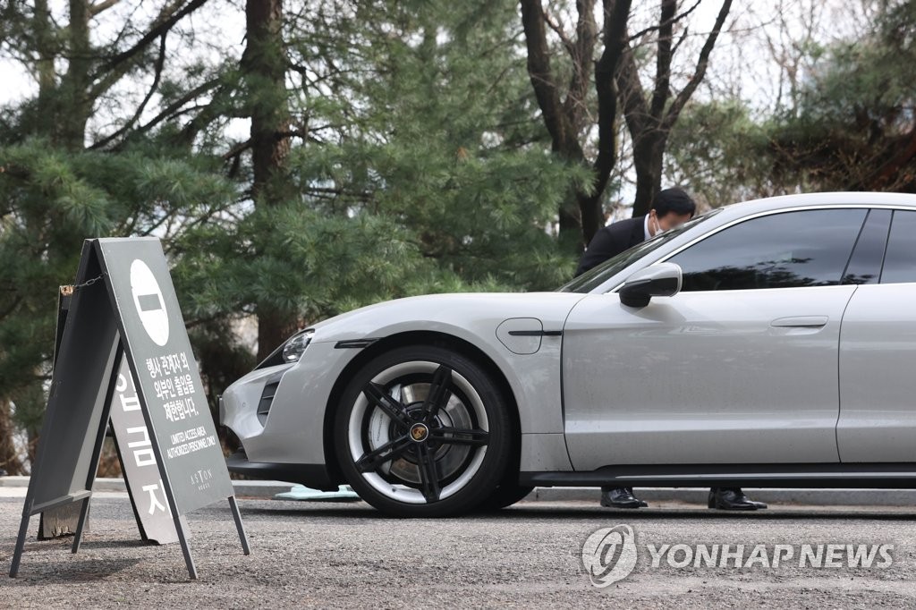 Choáng váng dàn siêu xe đổ bộ đám cưới Hyun Bin - Son Ye Jin: Maybach, Roll Royce, Ferrari đến Lamborghini, G63 nối đuôi! - Ảnh 15.
