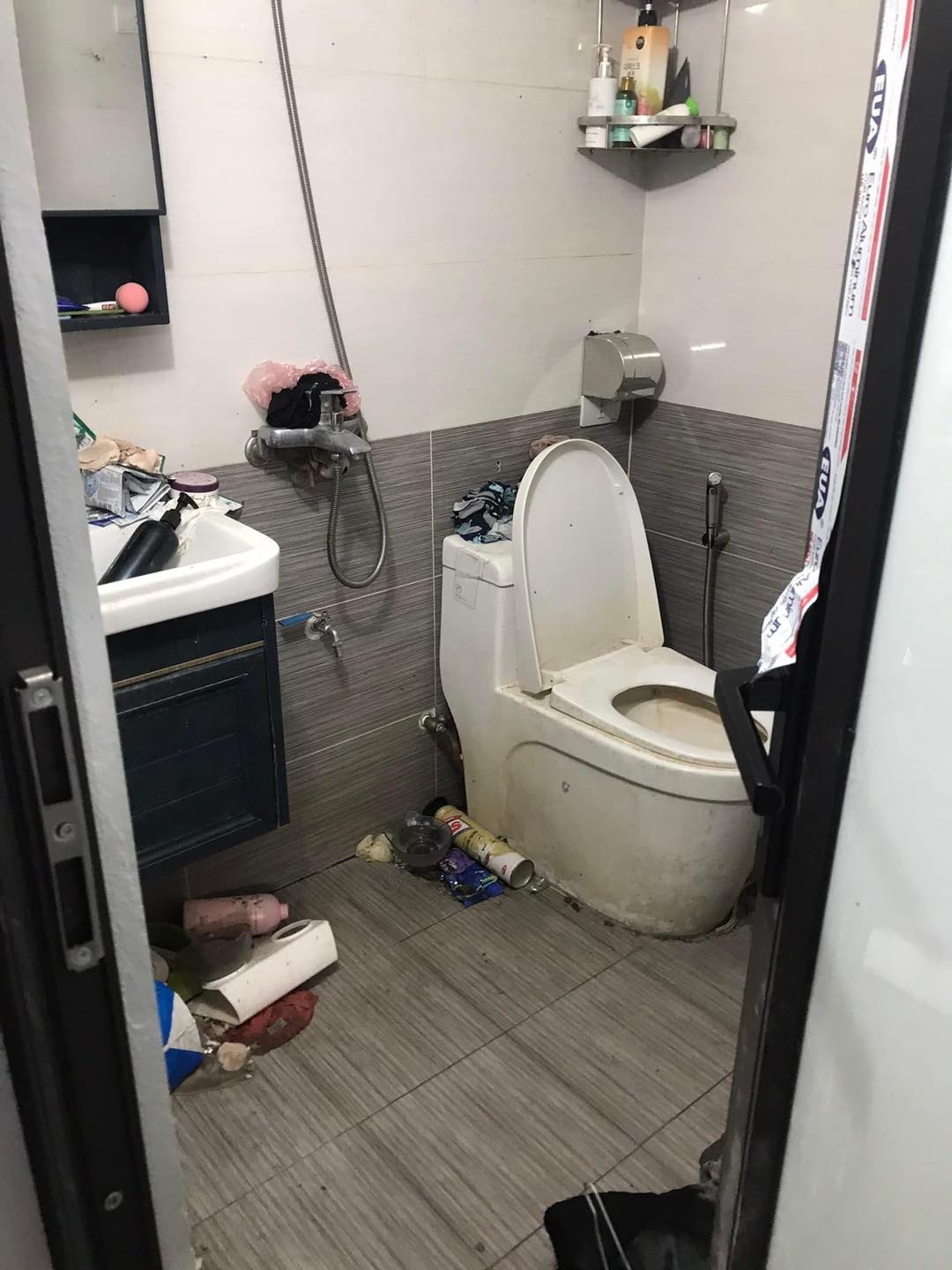 Kinh hoàng với căn phòng trọ của 2 nữ sinh Hà Nội: Rác thải chất ngập nhà, xem đến WC mà không chấp nhận được - Ảnh 5.