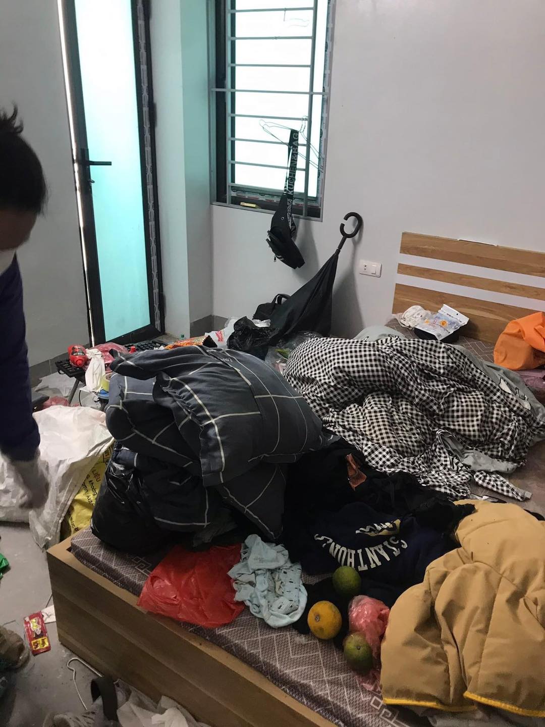 Horrified with the dormitory room of 2 Hanoi female students: Garbage flooded the house, it was unacceptable to see the toilet - Photo 3.