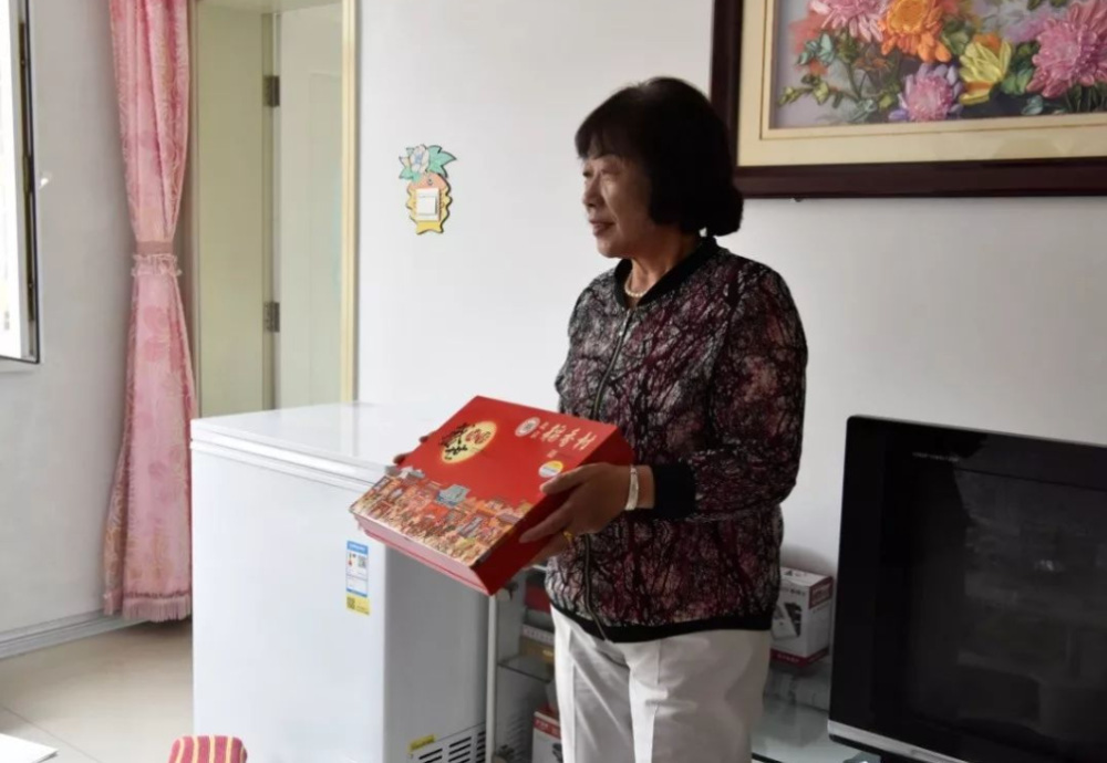 Giving students 80,000 shoes in the cold winter, more than 20 years later, the teacher was given a house in return, living well in old age - Photo 3.