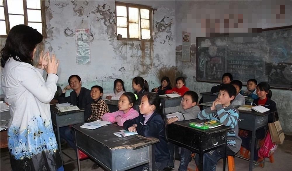 Giving students 80,000 shoes in the cold winter, more than 20 years later the teacher was given a house, living well in old age - Photo 1.