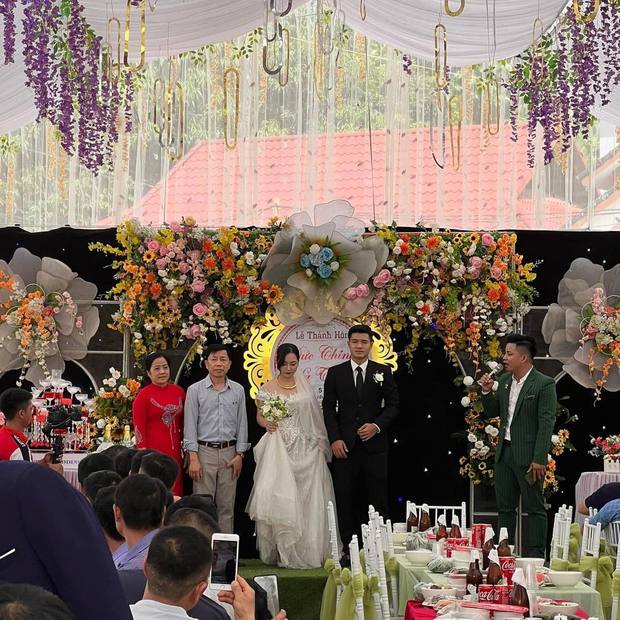 The contrasting moment of Ha Duc Chinh's wife on the wedding day made everyone laugh - Photo 2.