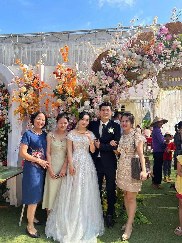 The contrasting moment of Ha Duc Chinh's wife on the wedding day made everyone laugh - Photo 1.