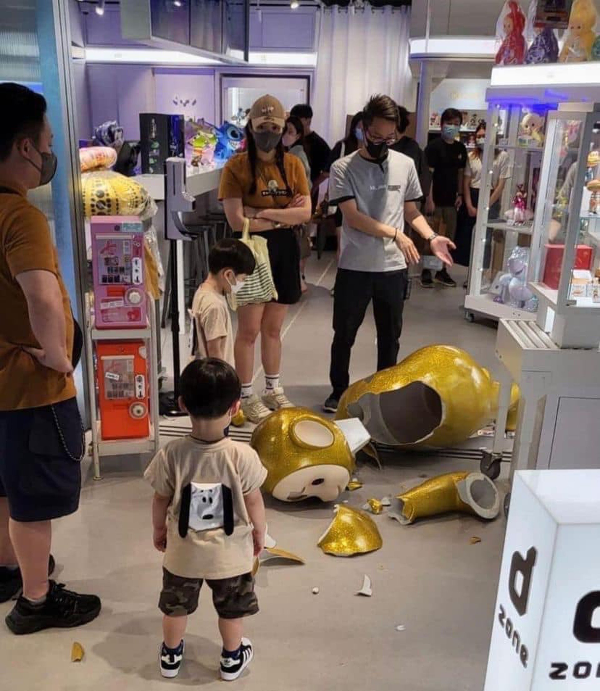 Toàn cảnh vụ bố mẹ đền 100 triệu vì con làm vỡ tượng ở Hong Kong: Cửa hàng hoàn tiền nhưng đứa trẻ mới là người tổn thương nhất - Ảnh 1.