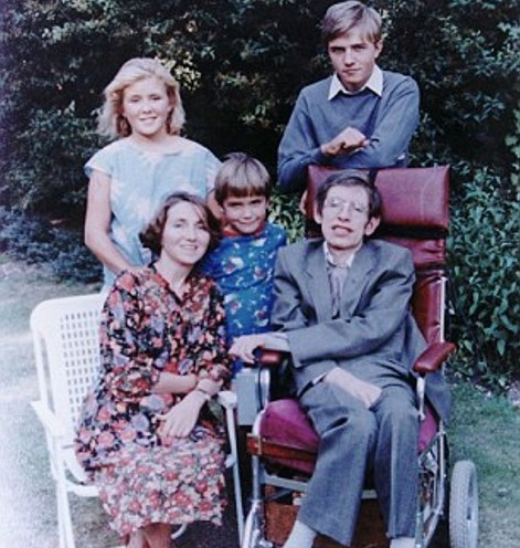 Chân dung 3 người con của thiên tài vật lý Stephen Hawking: Đều tài giỏi, có sự nghiệp riêng nhưng không ai nối nghiệp cha - Ảnh 2.