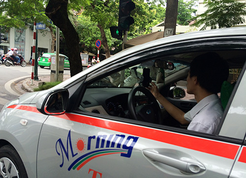 Giật mình cảnh người dân đi đường nghe điện thoại - 2