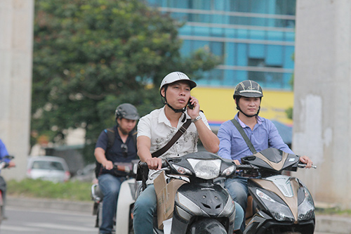 Giật mình cảnh người dân đi đường nghe điện thoại - 1