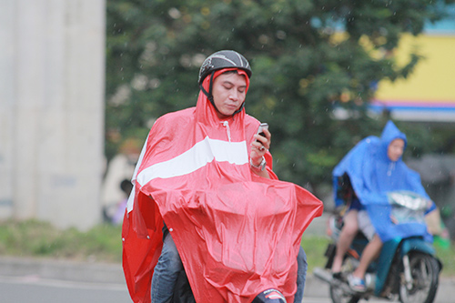 Giật mình cảnh người dân đi đường nghe điện thoại - 9