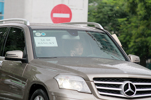 Giật mình cảnh người dân đi đường nghe điện thoại - 11