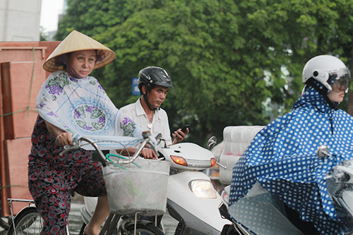 Giật mình cảnh người dân đi đường nghe điện thoại - 10