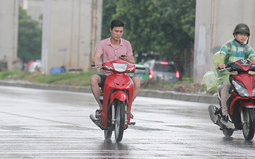 Giật mình cảnh người dân đi đường nghe điện thoại - 12