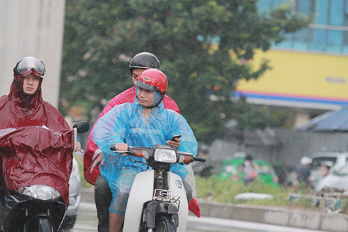 Giật mình cảnh người dân đi đường nghe điện thoại - 14