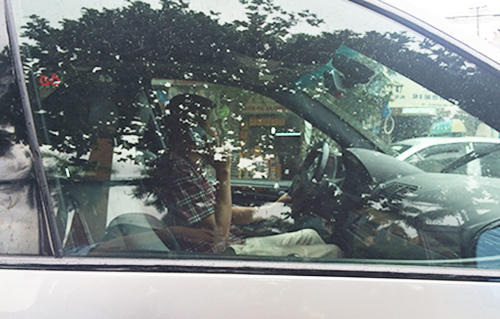 Giật mình cảnh người dân đi đường nghe điện thoại - 3