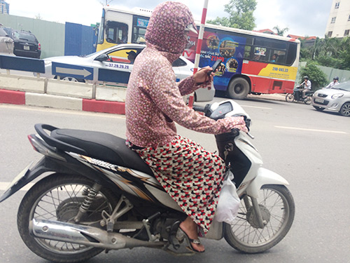 Giật mình cảnh người dân đi đường nghe điện thoại - 5