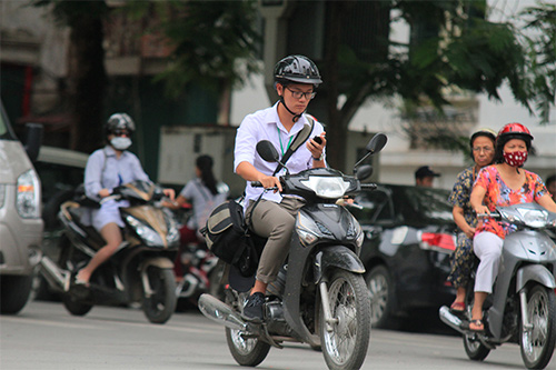 Giật mình cảnh người dân đi đường nghe điện thoại - 6