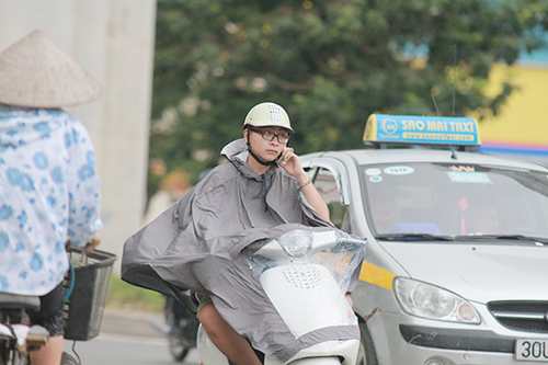 Giật mình cảnh người dân đi đường nghe điện thoại - 7