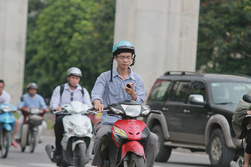 Giật mình cảnh người dân đi đường nghe điện thoại - 13
