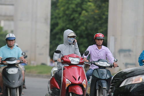 Giật mình cảnh người dân đi đường nghe điện thoại - 8