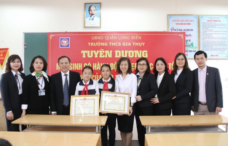 Nghe VietNamNet: Biểu dương hai học sinh nhặt được 20 triệu đồng trả lại người đánh rơi