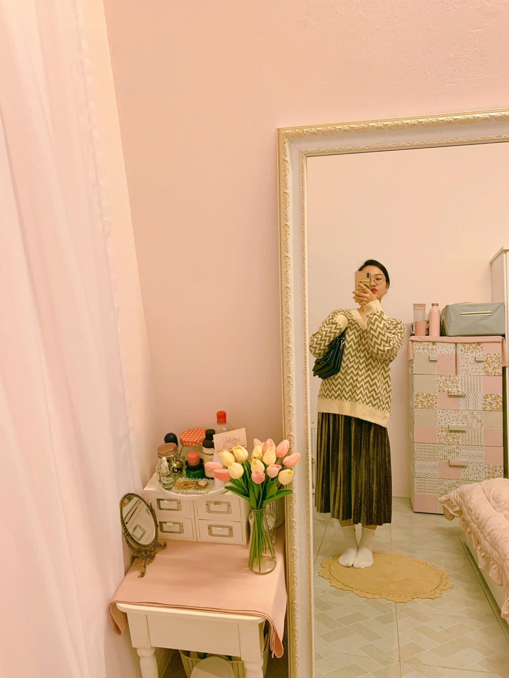 “Lột xác” phòng trọ ẩm mốc thành căn hộ toàn màu hồng chỉ với 10 triệu đồng