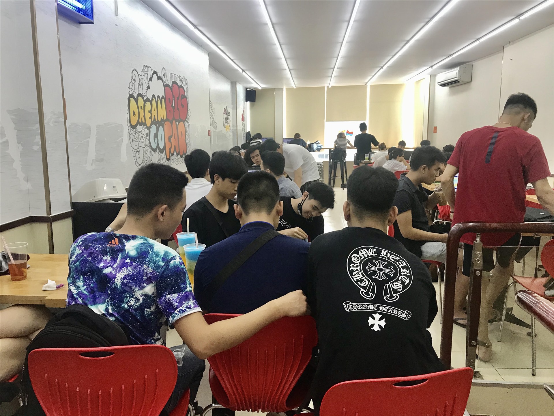 Convenience stores become ideal heat shelters for Hanoi young people