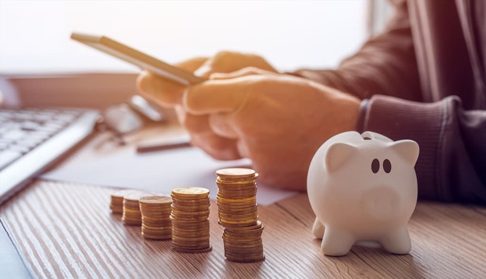 Thay vì tới trực tiếp phòng giao dịch, nhiều người chọn gửi tiết kiệm online vì thủ tục nhanh chóng, lãi suất tiền gửi hấp dẫn. Ảnh: GG