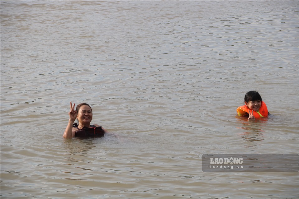 Cứ buổi chiều về, khi ánh nắng bắt đầu dịu đi, người dân TP.Hòa Bình lại đổ xô ra sông Đà tắm.