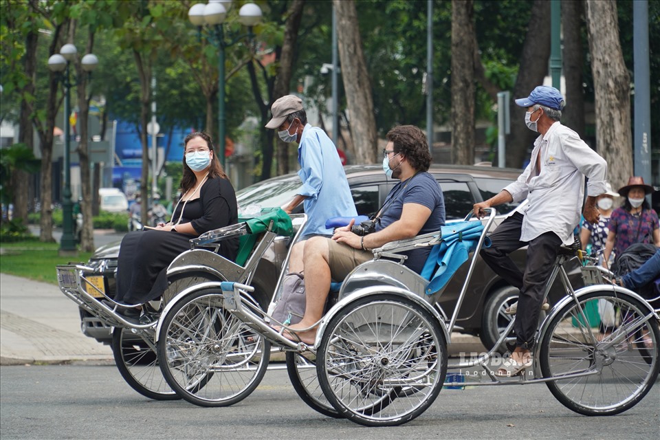 Trung tâm TPHCM không còn 'ngủ đông', đông đúc khách du lịch đến check-in