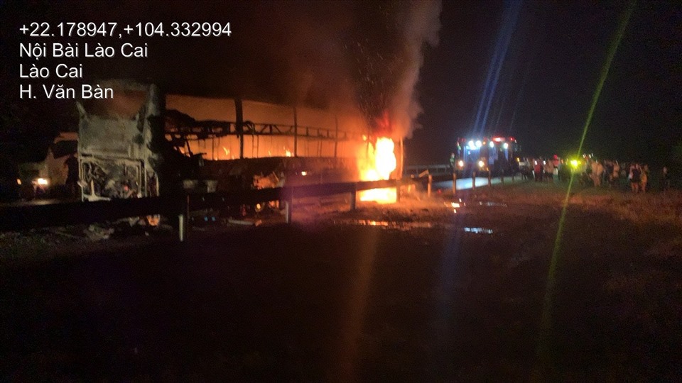Xe khách Hà Sơn - Hải Vân bốc cháy dữ dội trên cao tốc Nội Bài – Lào Cai
