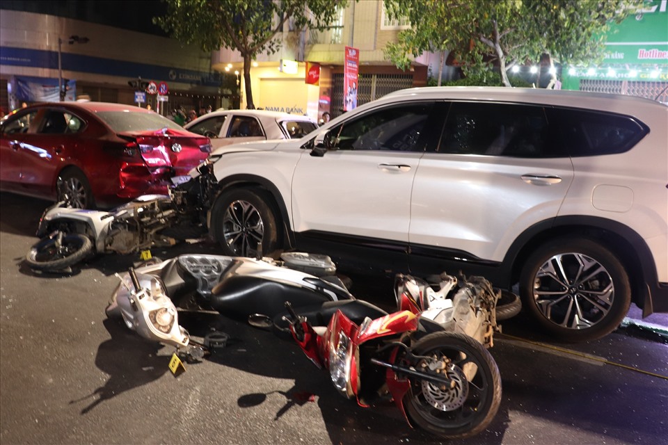 Đà Nẵng: Tai nạn liên hoàn, 3 xe ôtô va chạm với 4 xe máy