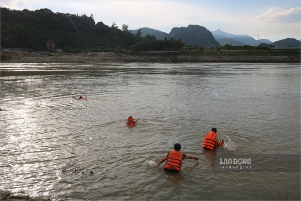 Bất chấp nguy hiểm, người dân Hòa Bình vẫn vô tư tắm sông Đà