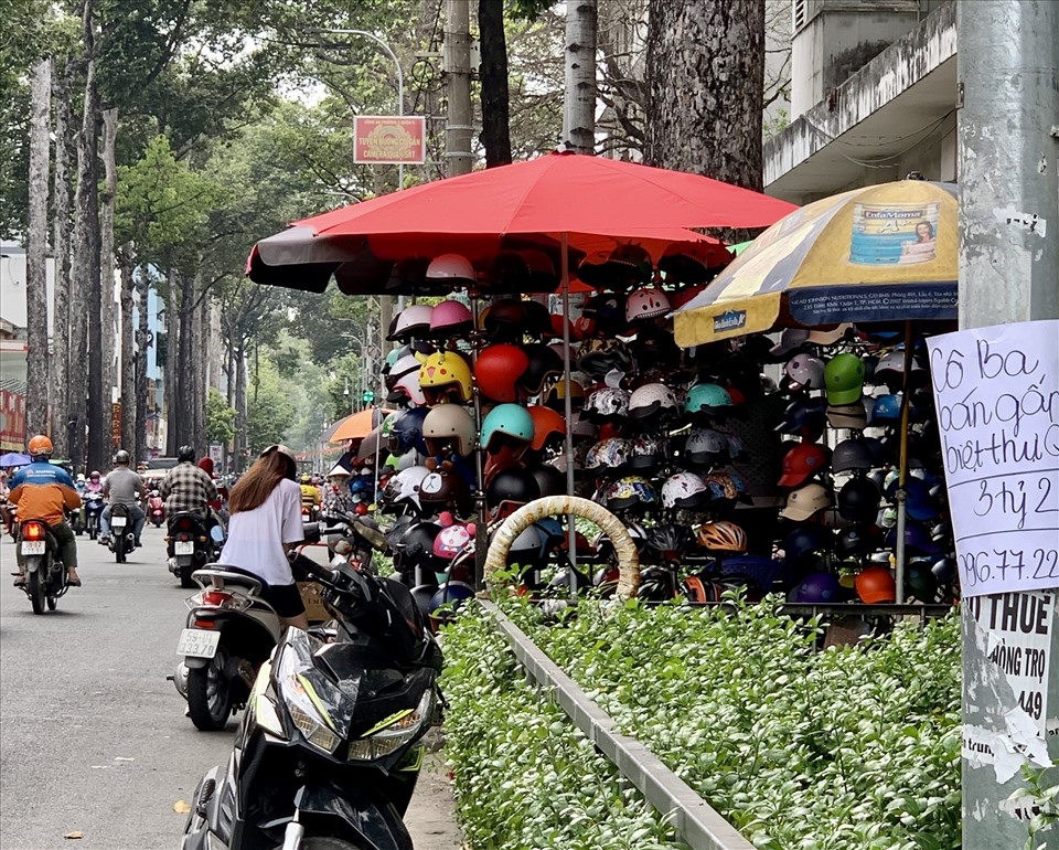 TPHCM: Mũ bảo hiểm giá chỉ 30.000 đồng, không rõ nguồn gốc tràn ngập vỉa hè